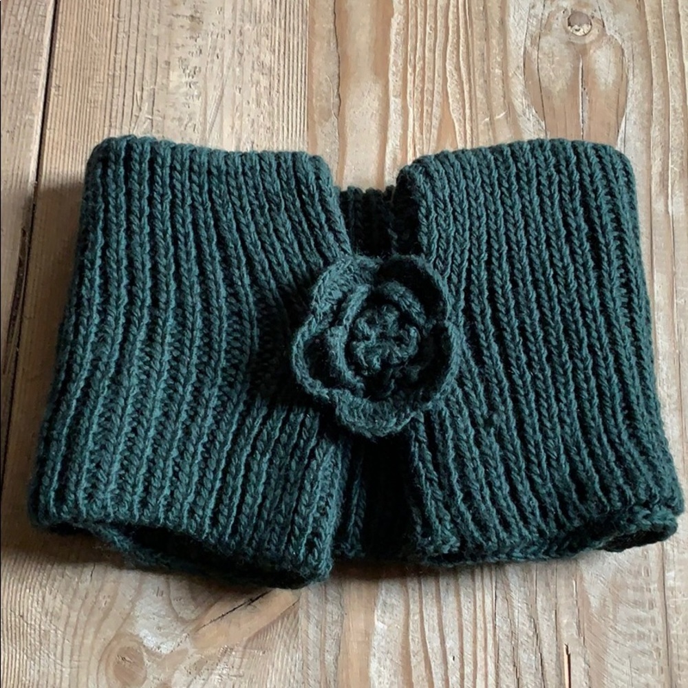 NWOT Dark Green Rosette Infinity Scarf